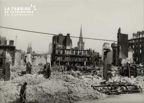 Bombardement-Ls quais en direction de Saint Maclou & Saint Ouen